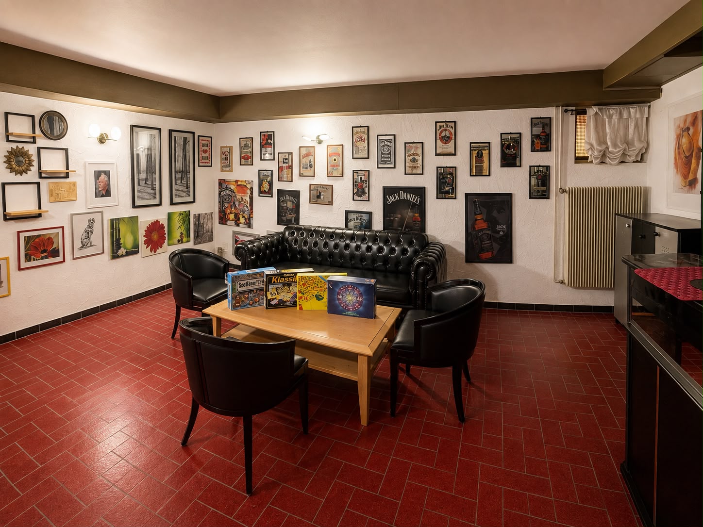 Aufenthaltsraum der Villa Johannes mit Ledersofa, Sesseln, Spieletisch und Theke