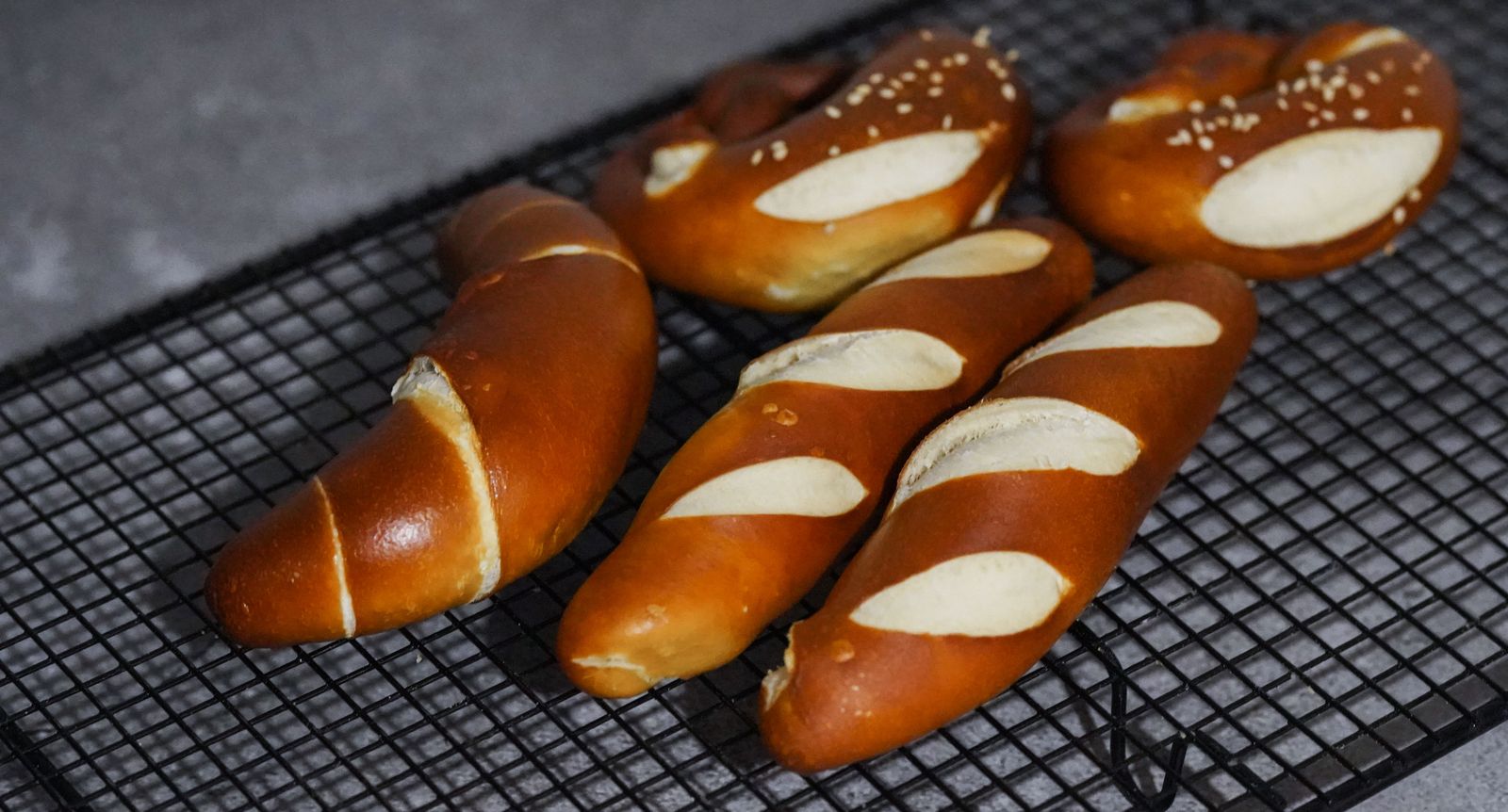 Frische Brezeln und Laugenstangen auf einem Kuchengitter